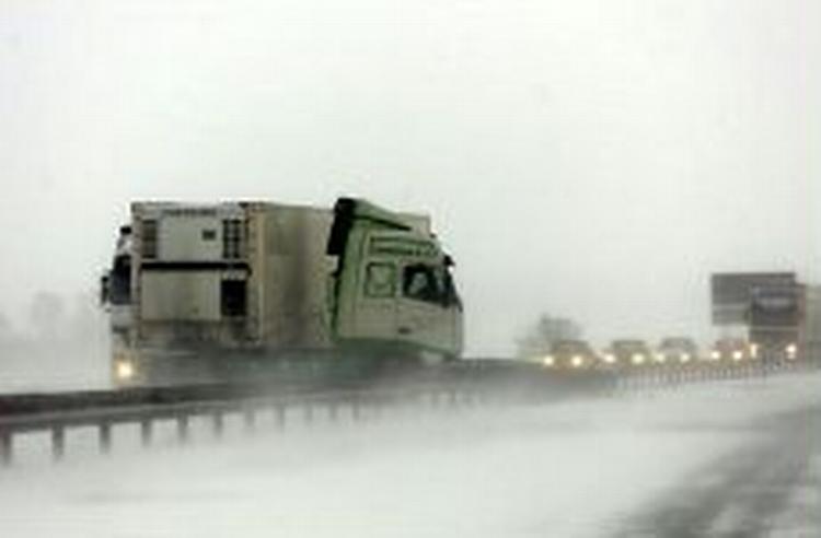 Snefygningen kan især true trafikken på mindre veje. - Arkivfoto: Lars Skaaning 