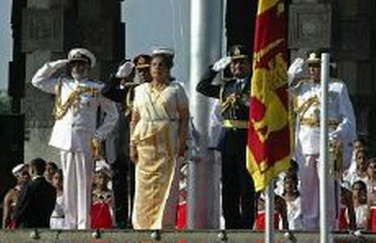 Udsendinge fra Sri Lankas præsident Chandrika Kumaratunga - nr. tre fra venstre - nåede ikke til enighed med De Tamilske Tigre ved forhandlingerne. - Foto: AP 