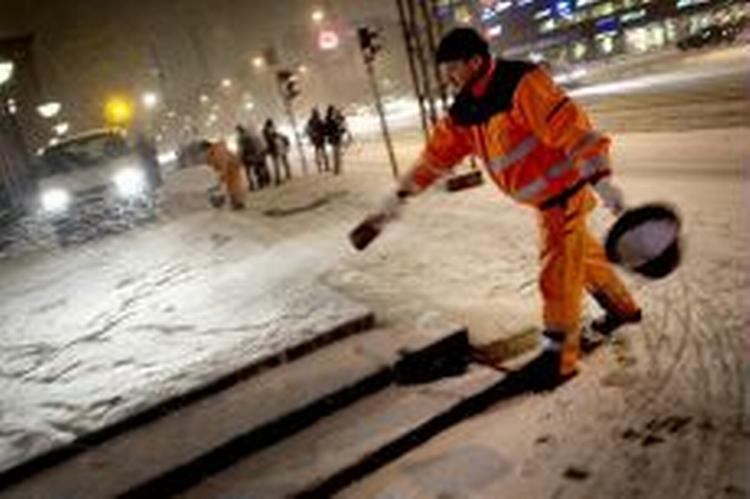 Der kommer sne i store dele af landet. Men kun nordsjællænderne skulle få problemer. Alligevel bliver der saltet i København. -Foto: Thomas Borberg 