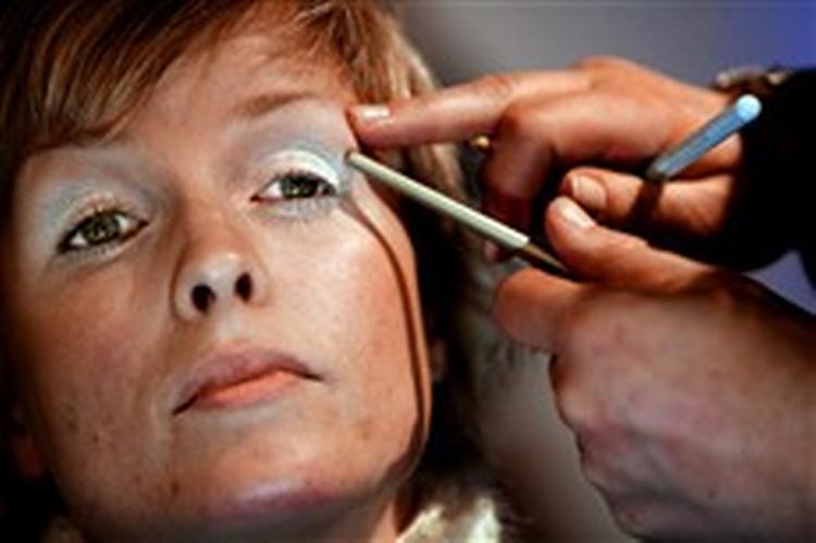 Hver fjerde kvinde i alderen 30-39 lever som single. En af dem er Hannah Beck, som her får lagt øjenmakeup.   Foto: Jacob Ehrbahn 