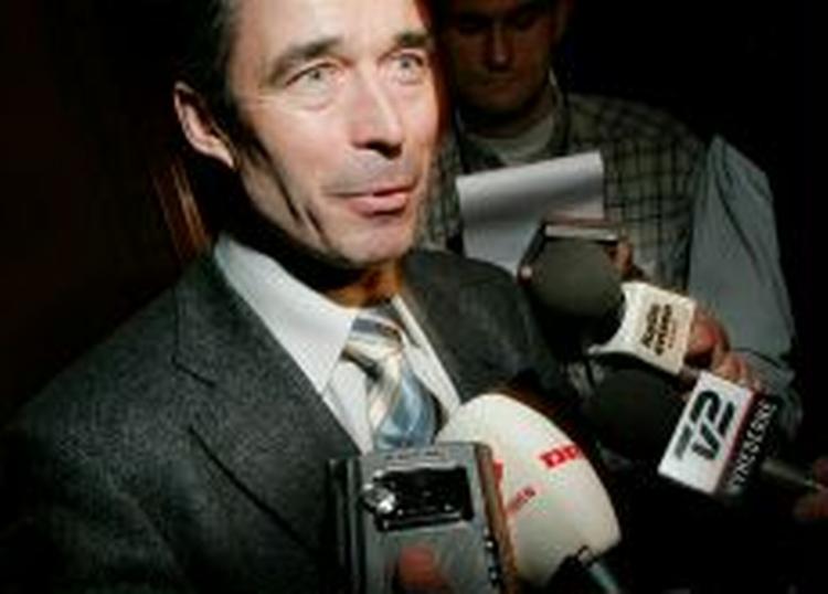 Statsminister Anders Fogh Rasmussen opfordrer til, at politkerne holder ægtefællen under opsyn. - Foto: Mads Nissen 