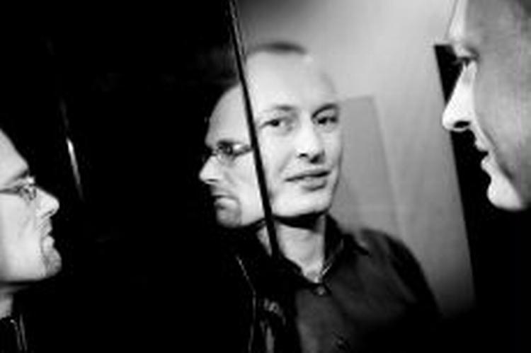 Alvorlige ser de ud, de to herrer bag 'Nordkraft' som bog og film, Ole Christian Madsen (tv) og Jakob Ejersbo. Ideerne til historierne om personerne i Aalborg er ellers rigeligt løsslupne.   Foto: Thomas Borberg 