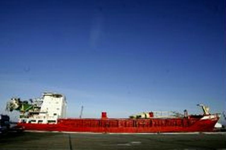 Skibet M/V Karen Danielsen, som stødte sammen med Storebæltsbroen i nat. Styrehuset blev revet bagover. - Foto: Lars SkaaningA! 