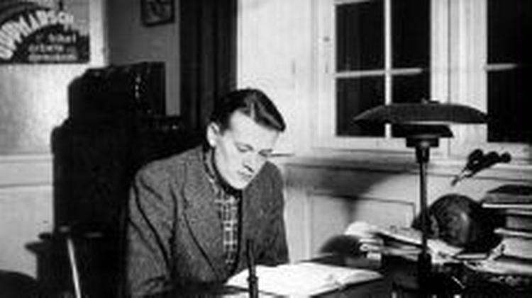 BIBLIOPATEN ANBEFALER. Læs Henry Miller og gør som Jens Otto Krag: Nyd livet. Her ses unge Krag bøjet over bøgerne på Regensen.   Foto: Ukendt fotograf/Polfoto 