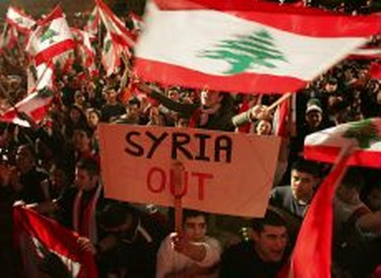 Der er daglige demonstrationer i Libanons hovedstad Beirut med krav om, at syrerne skal trække sig helt ud af landet. - Foto: AP 