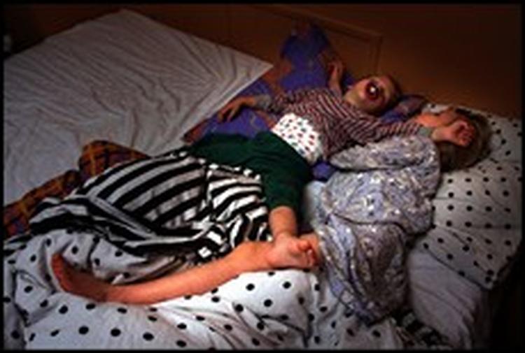 Skolebørn sover lidt - derhjemme. Er han et par år, skal han sove 13-14 timer. Hvis storesøster er 6-9 år, behøver hun tre timer mindre.   Arkivfoto: Claus Bonnerup 