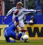 Bochums Zvjerzdan Misimovic kæmper mod danske Christian Poulsen fra Schalke. - Foto: AP 