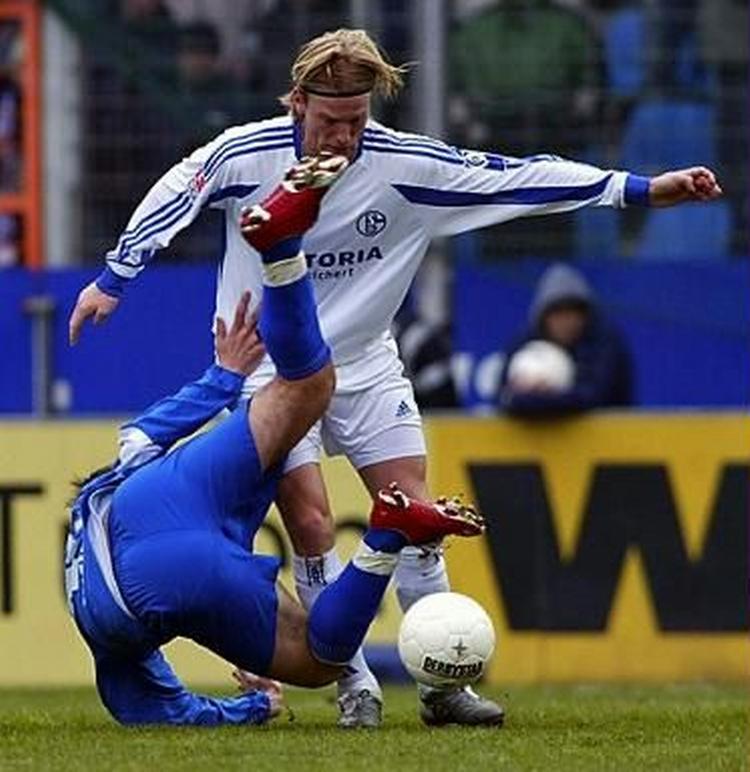 Bochums Zvjerzdan Misimovic kæmper mod danske Christian Poulsen fra Schalke. - Foto: AP 