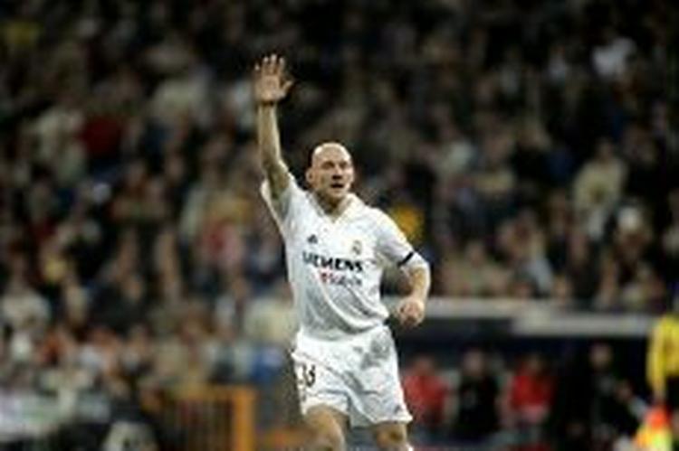 Thomas Gravesen var på ny toneangivende på Madrids midtbane. Han spillede hele kampen - uden at ryge i dommerens bog. - Foto: Thomas Wilmann 