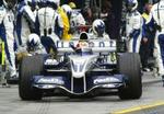 Vinderen af dagens formel 1 i Australisen blev italieneren Giancarlo Fisichella fra Renault. Her ses den australske kører Mark Webberi sin Williams efter et pit stop. - Foto: AP 