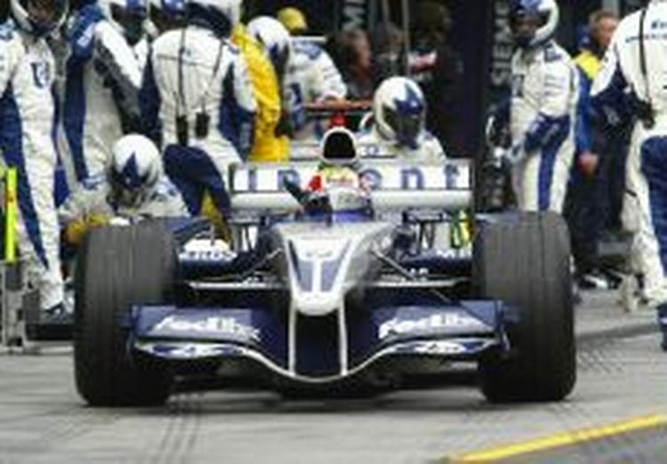 Vinderen af dagens formel 1 i Australisen blev italieneren Giancarlo Fisichella fra Renault. Her ses den australske kører Mark Webberi sin Williams efter et pit stop. - Foto: AP 