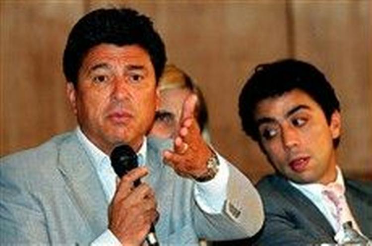 Kia Joorabchian (til højre), den brasilianske klub Corinthians nye ejer, har netop ansat den tidligere argentinske verdensmæster og landstræner Daniel Passarella (tv) til en årsløn af 8,5 mio. kr . - Foto: AP 