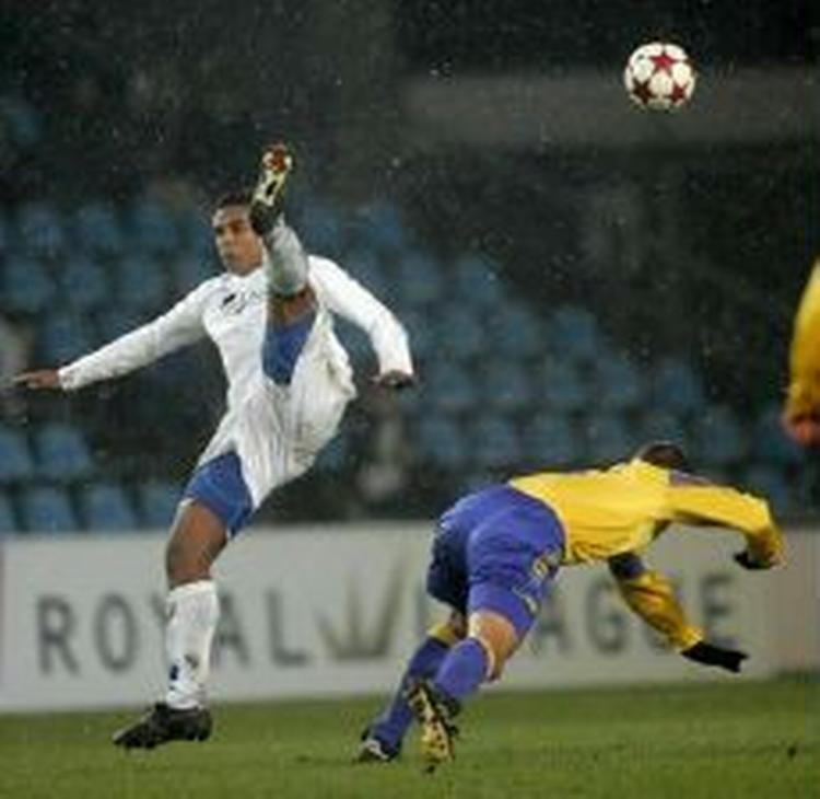 Det bliver et opgør mellem ærke-rivalerne FCK og Brøndby. Her et foto fra kampen i Royal League i februar, hvor FCK vandt. I forgrunden FCK's Álvaro Santo, som kom på måltavlen i dag. - Foto: Lars Poulsen. 