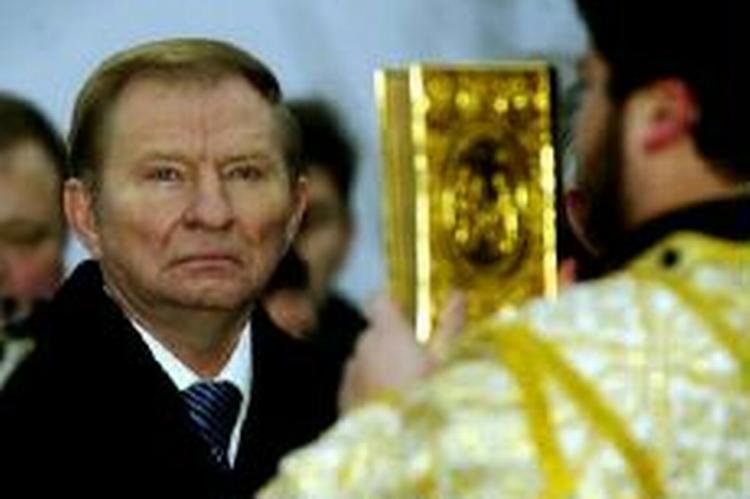 Ukraines tidligere præsident Leonid Kutjma. Her under en religiøs ceremoni i december. - Foto: AP 