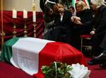 Sgrena ved siden af Nicola Caliparis enke ved begravelsen af den italienske agent. - Foto: AP 