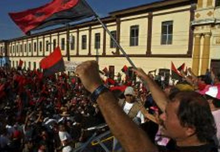 Sandinist-lederen Daniel Ortega tiljubles af tilhængere i Masaya syd for hovedstaden Managua. - Foto: AP 