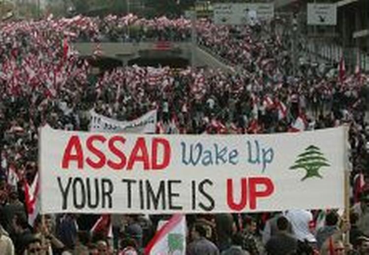Tusindvis af demonstranter har i dag æret den myrdede Rafik Hariri i Beirut. - Foto: AP 