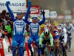 Belgiske Tom Boonen sejrede på første etape, mens hollænderen Erik Dekker nu er i gult i stedet for Jens Voigt. - Foto: AP 
