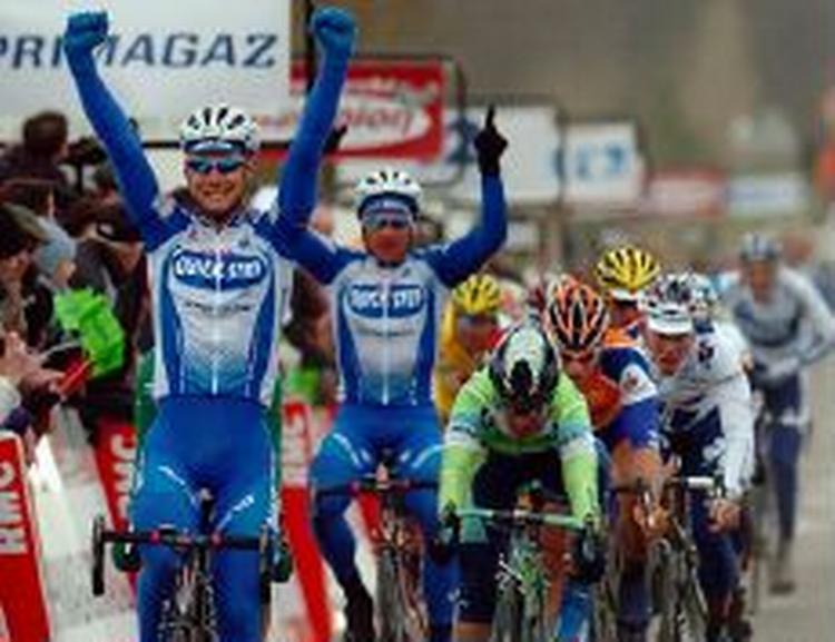 Belgiske Tom Boonen sejrede på første etape, mens hollænderen Erik Dekker nu er i gult i stedet for Jens Voigt. - Foto: AP 
