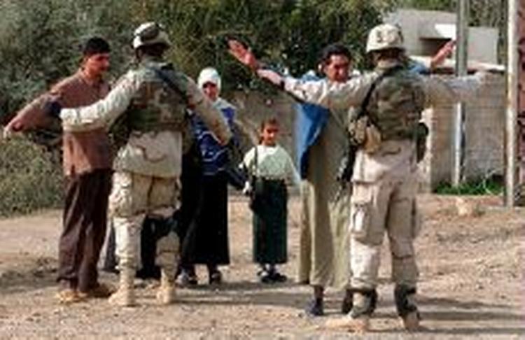 Civile irakere kropsvisiteres under en amerikansk aktion i Ramadi. - Arkivfoto: AP 