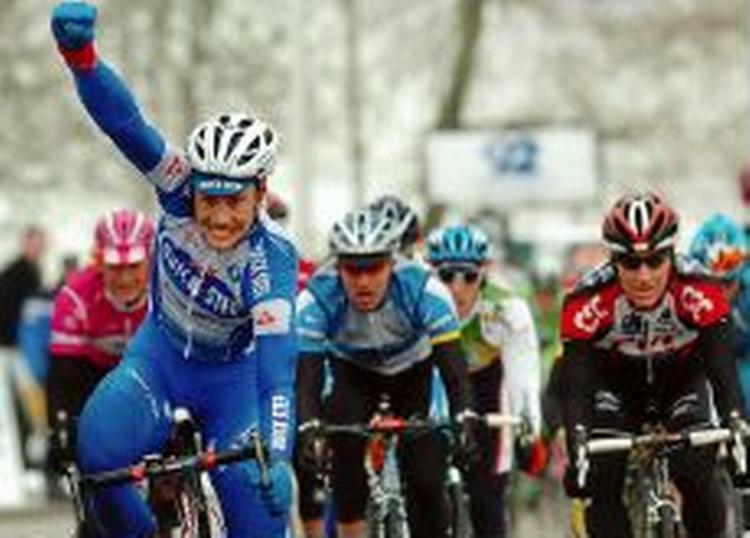 Tom Boonen fra Quick Step jubler. Til højre CSC's norske rytter Kurt-Asle Arvesen. - Foto: AP 