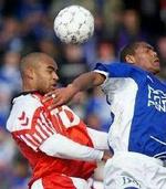 Thomas Røll i nærkamp med en Lyngby-spiller da han senest optrådte for Silkeborg. - Foto: Morten Bjørn Jensen 