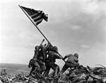 Marinesoldater fra USA's 5. divisions 28. regiment sætter flaget på toppen af Suribashi på Iwo Jima i Japan 23. februar 1945. Clint Eastwoods kommende film følger gruppen og deres liv efter krigen. - Arkivfoto: Joe Rosenthal 