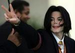 Michael Jackson udenfor retten i Santa Barbara. - Foto: AP 