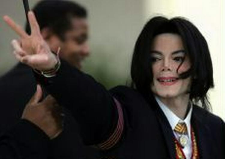 Michael Jackson udenfor retten i Santa Barbara. - Foto: AP 