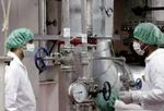 To ansatte aflæser målere på et af Irans atomkraftværker. - Arkivfoto: AP 