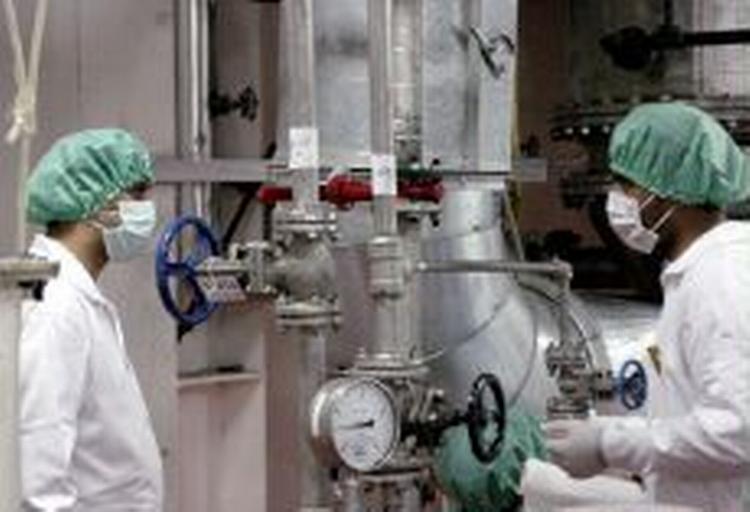 To ansatte aflæser målere på et af Irans atomkraftværker. - Arkivfoto: AP 