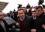 Ramush Haradinaj er blevet rost af FN, Storbritannien og USA for sin beslutning om at møde op i Haag. Her ankommer han til Pristianas lufthavn i går   Foto: Visar Kryeziu/AP 