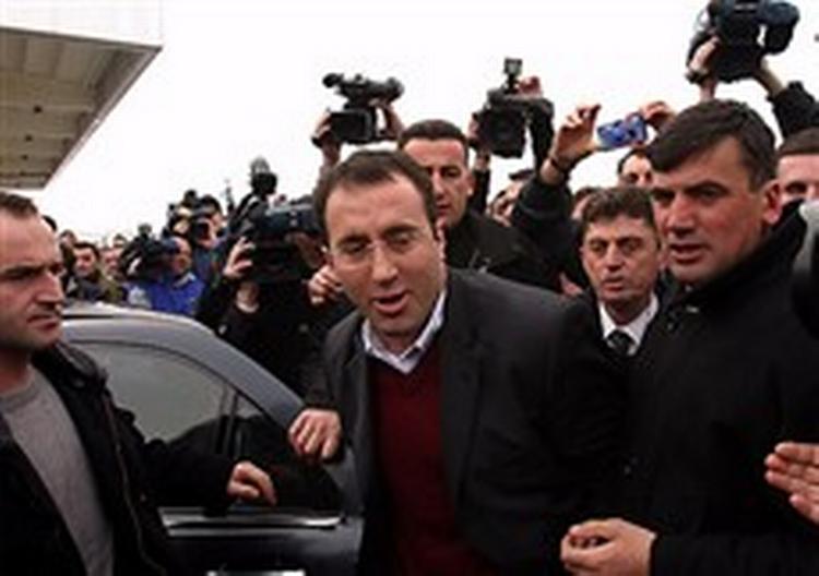 Ramush Haradinaj er blevet rost af FN, Storbritannien og USA for sin beslutning om at møde op i Haag. Her ankommer han til Pristianas lufthavn i går   Foto: Visar Kryeziu/AP 