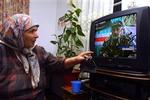 Modstridende forklaringer, talrige komplotteorier og løse rygter præger russiske medier. Her forsøger Madina Shakhisova, 76, fra Tjeteniens hovedstad Grosnij at følge med.   Foto: Musa Sadulajev/AP 