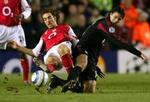 Arsenals Flamini takler Bayerns Pizarro (sort). - Foto: AP 