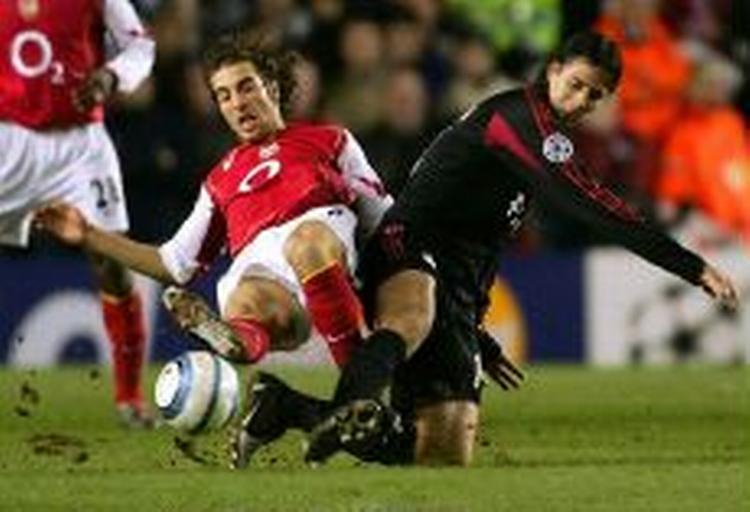 Arsenals Flamini takler Bayerns Pizarro (sort). - Foto: AP 