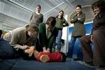 På sygeplejeskolen i Herlev lærer de studerende hjertemassage og kunstigt åndedræt. Men mange sygeplejersker har aldrig lært førstehjælp. - Foto: Jens Dresling 