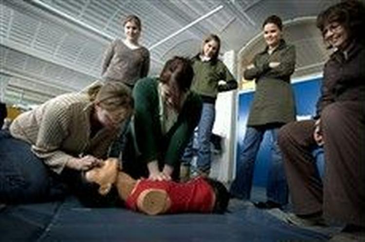 På sygeplejeskolen i Herlev lærer de studerende hjertemassage og kunstigt åndedræt. Men mange sygeplejersker har aldrig lært førstehjælp. - Foto: Jens Dresling 