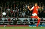 Thierry Henry kigger langt efter bolden - og nyindkøb. - Foto: AP 