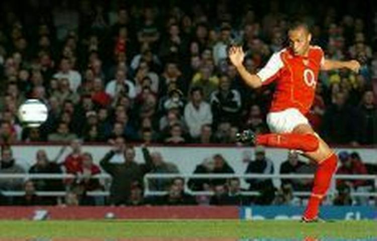 Thierry Henry kigger langt efter bolden - og nyindkøb. - Foto: AP 