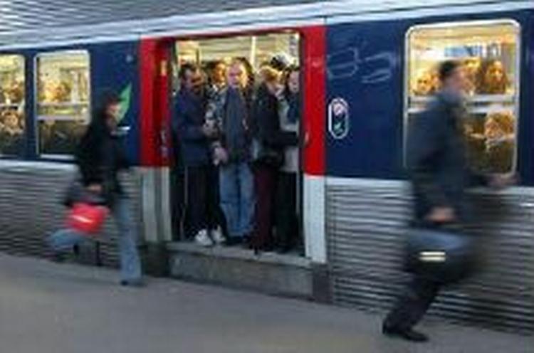 Pendlere stoppet ind i regionaltog i forbindelse med strejken i Paris i dag. - Foto: AP 