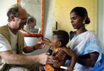 En lille indisk drenge undersøges for malaria af en fransk læge i den indiske stat Tamil Nadu. - Foto: AP 