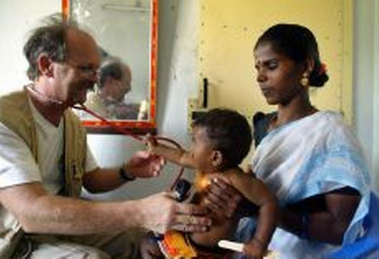 En lille indisk drenge undersøges for malaria af en fransk læge i den indiske stat Tamil Nadu. - Foto: AP 