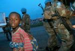 En congolesisk dreng på flugt med sin lillebror på ryggen i byen Goma. Krigen i DRCongo er en af historiens værste. - Foto: AP 
