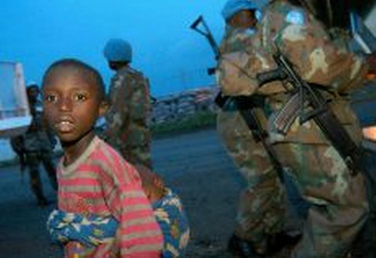 En congolesisk dreng på flugt med sin lillebror på ryggen i byen Goma. Krigen i DRCongo er en af historiens værste. - Foto: AP 