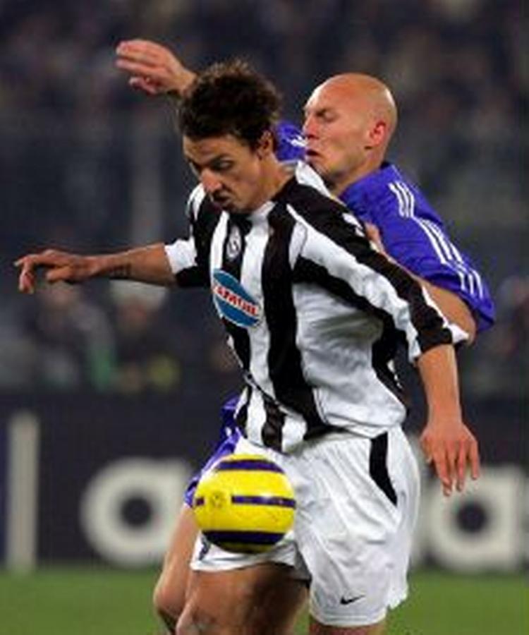 Thomas Gravesen i nærkamp med Juventus' svenske angriber Zlatan Ibrahimovich. - Foto: AP 