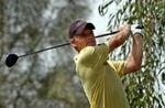 Søren Kjeldsen slår ud på sjette hul i Qatar. - Foto: AP 