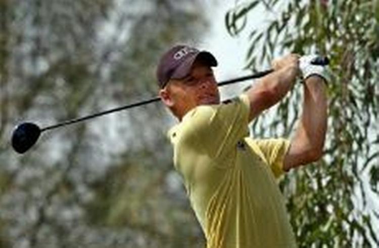 Søren Kjeldsen slår ud på sjette hul i Qatar. - Foto: AP 