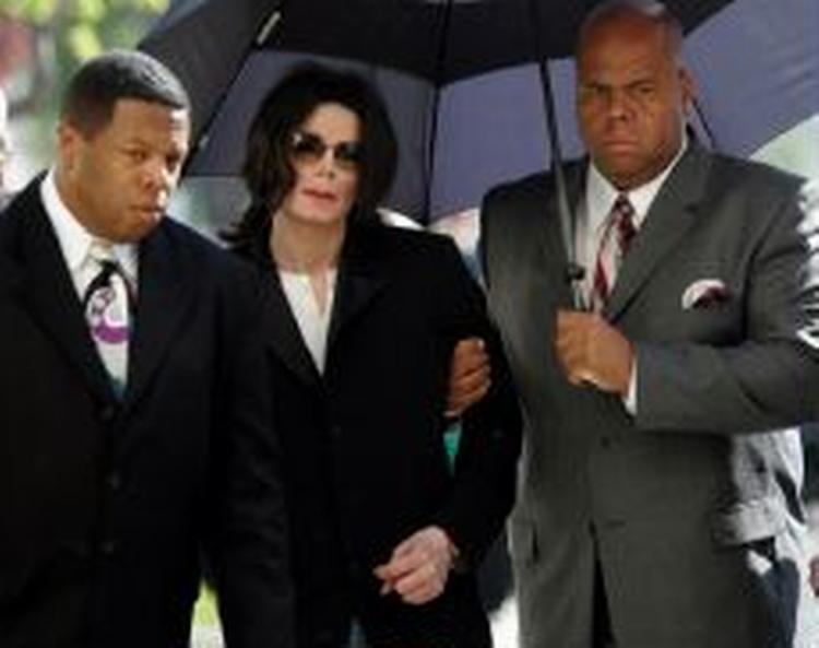 Michael Jackson ankommer til retsbygningen, tilsyneladende stadig iført pyjamas. - Foto: AP 
