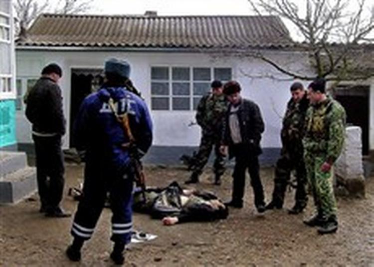 Russiske specialstyrker ved et af ofrene for en aktion i landsbyen Kadyr-Otar i Dagestan for fire dage siden   Foto: Dimitrij Nikiforov/AP 